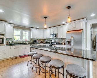 River-view Somerset Home: Large Deck, Fire Pit! - Somerset - Kitchen