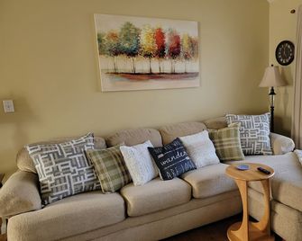 Trailside Retreat - just minutes from the Indiana Dunes National Lakeshore - Portage - Living room