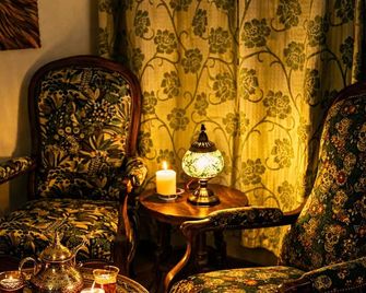 Les 2 Droles d'Oiseaux (Adults Only) - Cruscades