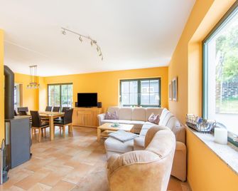 Spacious semi-detached house with wood stove located directly on the Rennsteig - Eisfeld