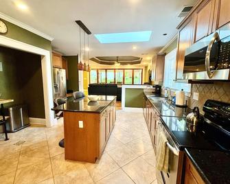 Stylish bungalow in the heart of Southend! - Charlotte - Kitchen