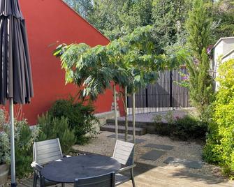 Beautiful archi house with garden. Private swimming pool for renters only - Fontjoncouse - Patio