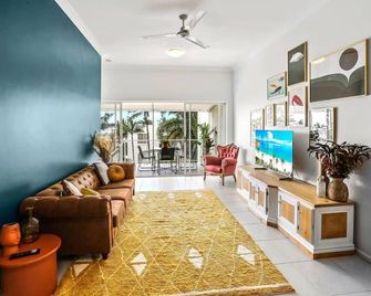 The Flirty Flamingo - Two bedroom seaside Condo - Trinity Beach - Salon