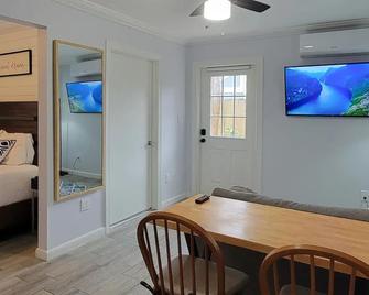 Private Relaxing Studio - Weston - Sunrise - Dining room