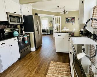 Cozy Casa - Downtown by Beautiful Park & Riverwalk - Pueblo - Kitchen