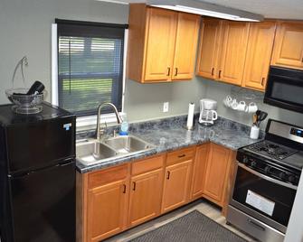 Delightful 1-bedroom tiny home in quiet area - Sergeant Bluff - Kitchen