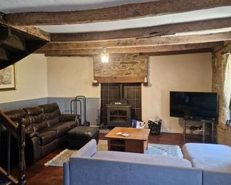 Beautiful 5 bed stone farmhouse in tranquil location - Plussulien - Sala de estar