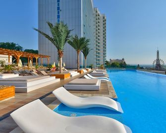 International Hotel Casino & Tower Suites - Golden Sands - Pool