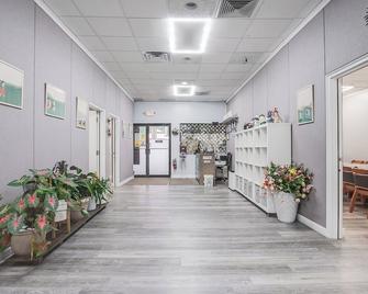 Cottonwood Suites Savannah Hotel & Conference Center - Savannah - Hallway