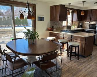 Charming house next to Lambeau Field and 2025 NFL Draft. Won't find many closer. - Ashwaubenon - Kitchen