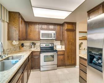 Sun-kissed Orangevale Home w/ Private Hot Tub! - Orangevale - Kitchen