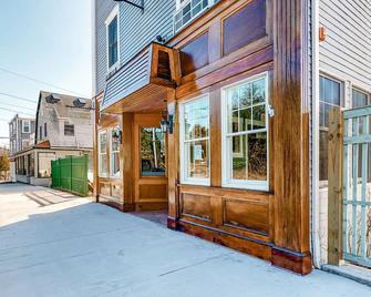 Lovely downtown Northeast Harbor suite near the water and near Acadia - Mount Desert - Edificio