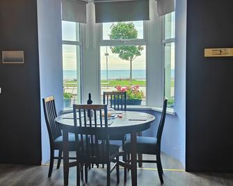 Mourne Mountain Art Apartments - Newcastle - Dining room