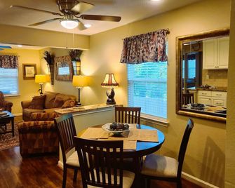 Casa del Charles Sleeps 8 & a five minute walk to the beach! - Seabrook - Dining room