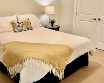 Spacious & Central One Bedroom Apt in Fernwood - 10 min walk to Royal Jubilee! - Victoria - Schlafzimmer