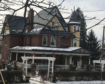A Moment in Time Bed and Breakfast - Niagara Falls - Edificio