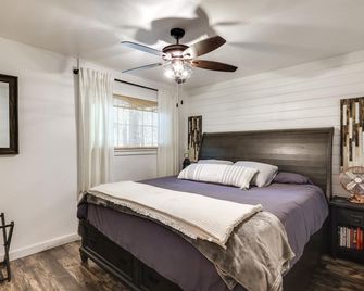 Cold Springs Escape: A/C, Hot Tub, Generator, Wifi - Long Barn - Bedroom