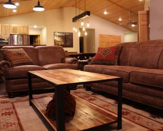 Blacktail Inn & Stations - Dillon - Living room