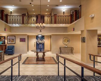 Clarion Collection Hotel Arlington Court Suites - Arlington - Lobby