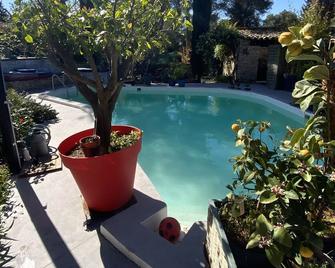 Inn 4 Bears - Nimes - Piscina