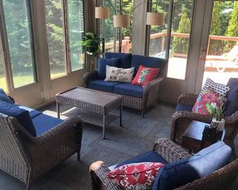 “the Lake House” Private Beach; Sleeps 16!!! - Schroon Lake - Living room