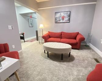 A Piece of Paris (West unit) - 5 min walk to Historic Downtown Newton - Newton - Living room