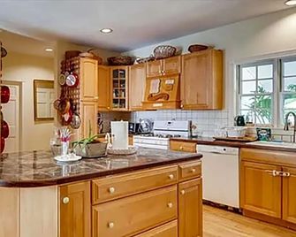 West Tisbury Inn - West Tisbury - Kitchen