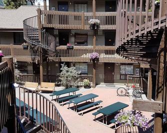 Banff International Hostel - Banff - Veranda