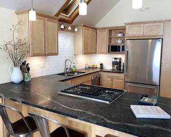 Teton Valley apt: quiet, clean, outstanding views. - Victor - Kitchen