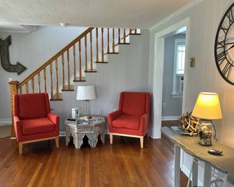 Beautiful Waterfront Retreat in Cambridge! - Cambridge - Living room