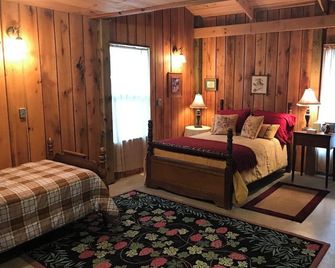 4-bedroom lodge in phenomenal Floyd County with AC - Floyd - Bedroom