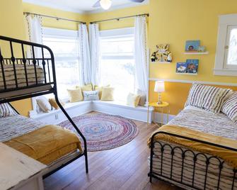 Honey Bee Manor - Monte Vista - Bedroom