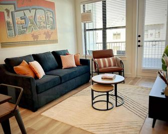 Charming 1BR Retreat - Walk to Gruene Hall Upscale Amenities - New Braunfels - Living room