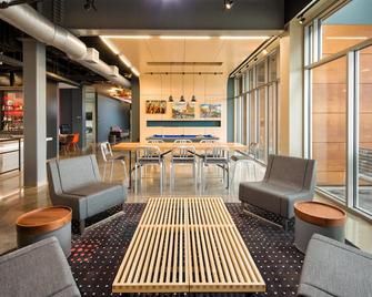 Aloft Louisville East - Louisville - Building