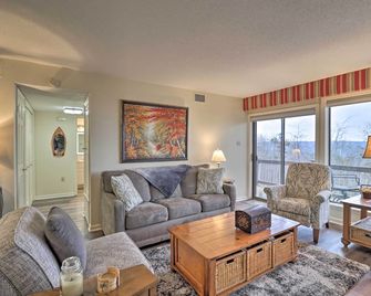 4 Mi to Lake Unit with Pool Access in Fairfield Bay - Fairfield Bay - Living room