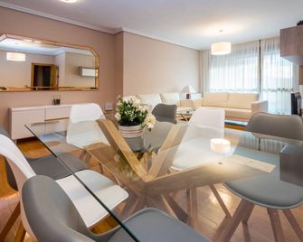 Gestion de Alojamientos Rooms - Pamplona - Ruokailuhuone