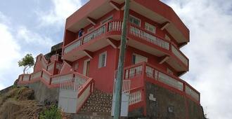 Gira Lua - Mosteiros - Building