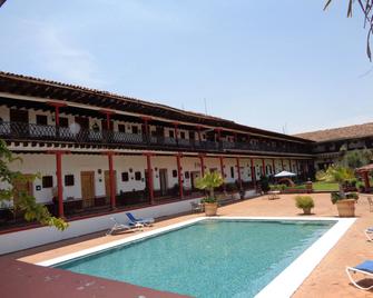 Hotel Campestre Hacienda Caracha - Uruapan - Pool