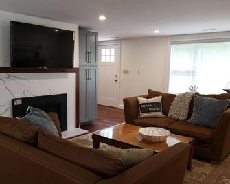 New construction! Craigville Beach, Main St, Playground, Ice cream/restaurants!! - Centerville - Living room