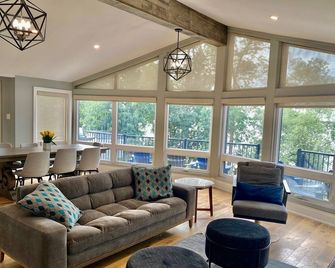 Gorgeous Waterfront home with sweeping views of a beautiful bay. - Kingston - Living room