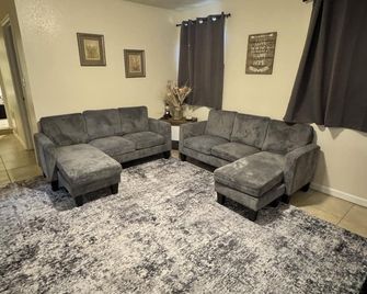 Charming & relaxing 2BR apt. in the Heart of Worland, Cozy & Convenient Stay! - Worland - Living room