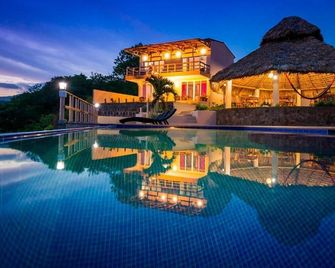Hotel y Restaurante Leones Marinos - El Cuco - Pool