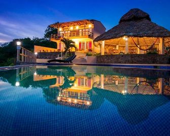 Hotel y Restaurante Leones Marinos - El Cuco - Pool