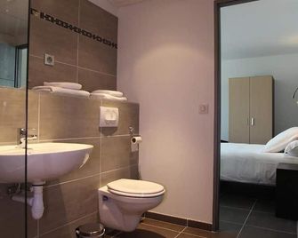 Hôtel Restaurant Les Pielettes - Le Rove - Baño