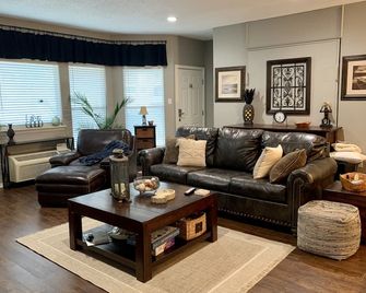 Relaxing & Family-Friendly, lakeside condo w/ pool & balcony. - Pottsboro - Sala de estar