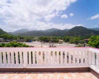 Authentic Jamaican getaway \n360 panoramic view of sea, mountains and streets. - Bull Bay - Balcony
