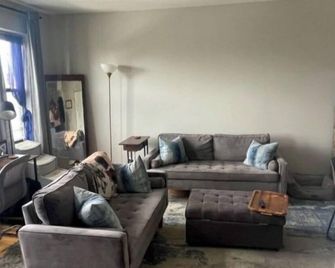 Serene Chic in Ravenswood Manor! 20 mins to Grant Park or Wrigley Field! - Chicago - Living room