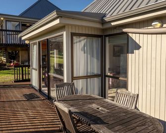 Getaway - Onemana Holiday Chalet - Whangamata - Patio