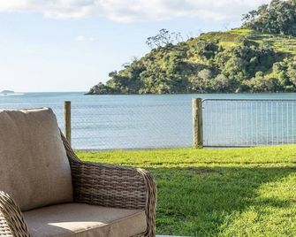 Waterfront 3-bedroom house + 3 bedroom cabin in beautiful Pataua South with WiFi - Tutukaka - Balcony