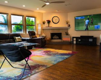 Modern 4bd/4ba Home with Luxurious Gym and Outdoor Oasis - Poway - Living room